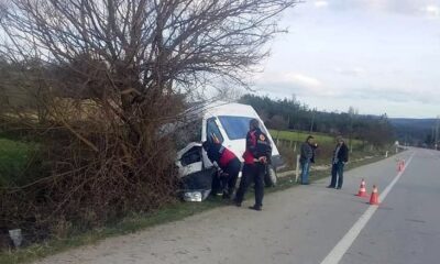 Sinop’ta minibüsün ağaca çarptığı kazada 3 kişi yaralandı