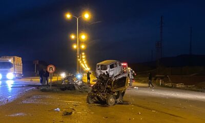 Sinop’ta otomobille minibüsün çarpıştığı kazada 2 kişi öldü, 3 kişi yaralandı