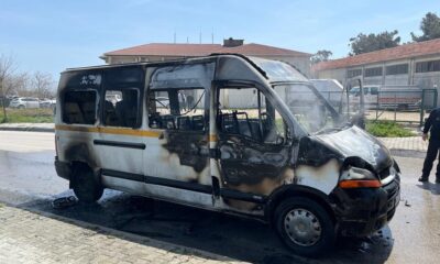 Sinop’ta seyir halindeyken alev alan minibüs yandı