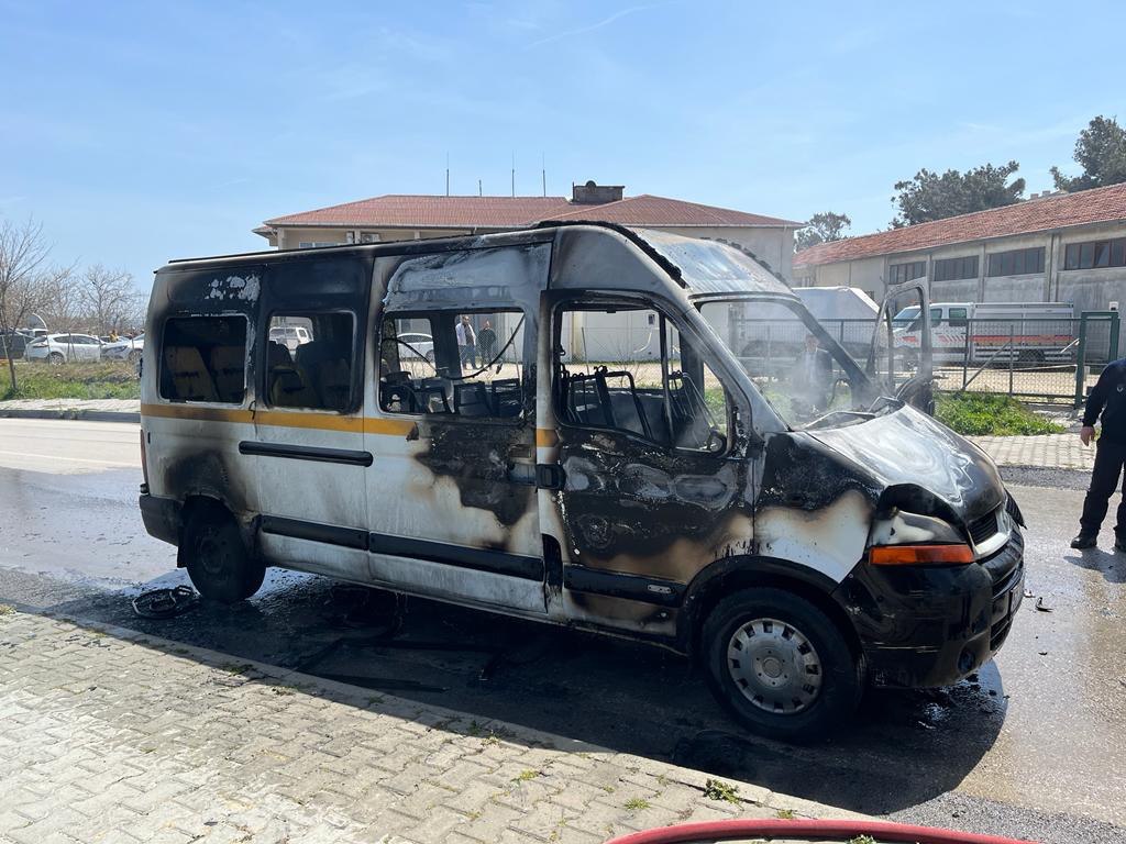 Sinop’ta seyir halindeyken alev alan minibüs yandı