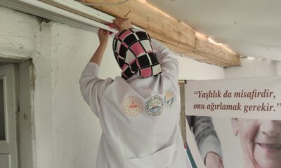Suluova’da yaşlı ve ihtiyaç sahiplerinin bayram temizliğini belediye ekipleri yaptı
