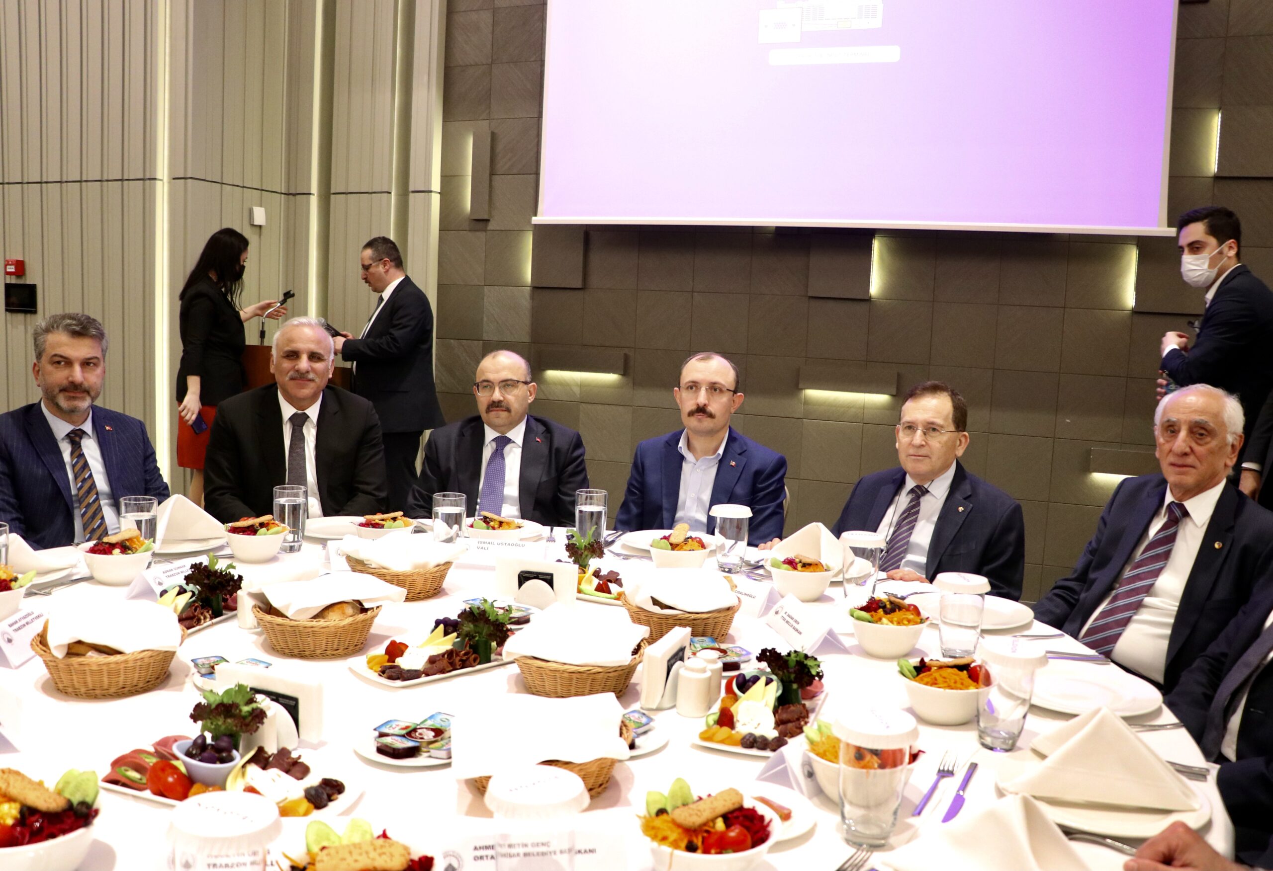 Ticaret Bakanı Muş, Trabzon’da iş dünyası temsilcileriyle iftarda bir araya geldi