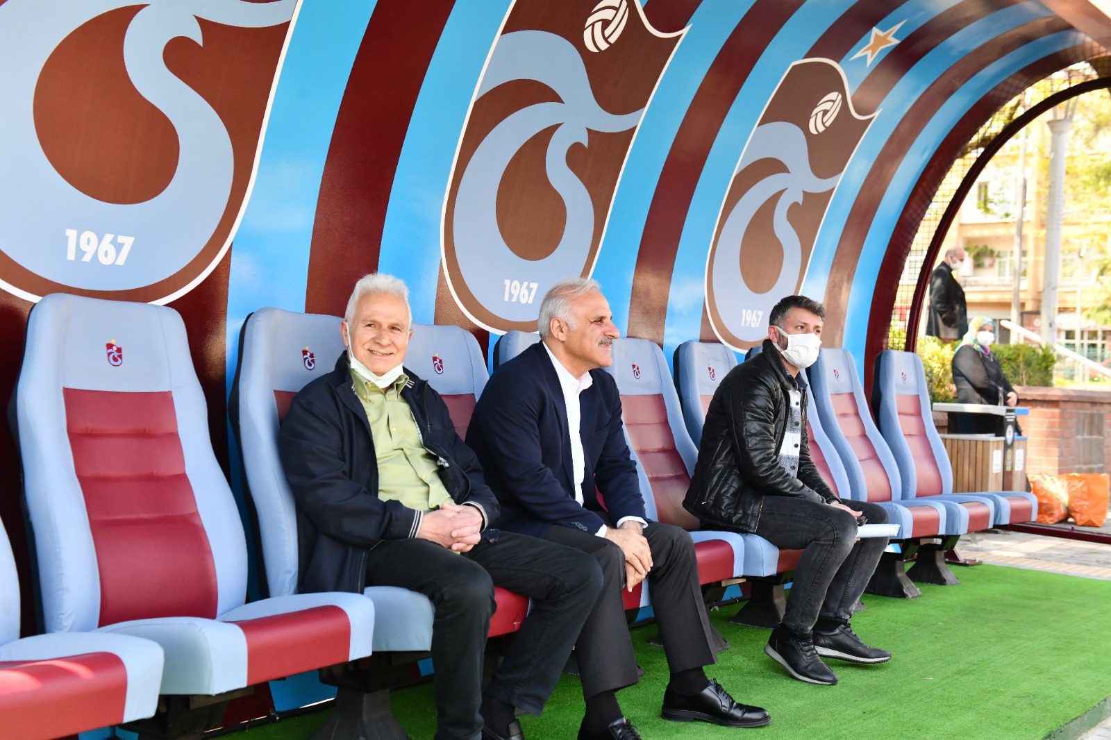 Trabzon’daki spor temalı otobüs durakları dikkati çekiyor