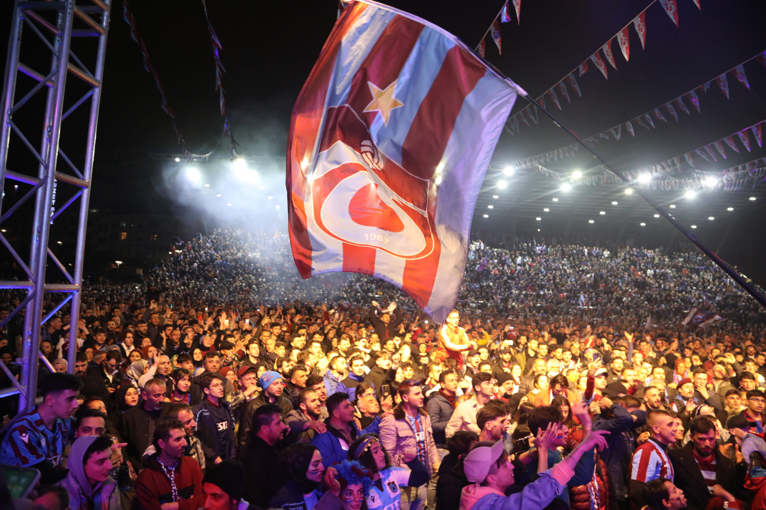 Trabzonspor taraftarı, Antalyaspor maçını meydanlarda izliyor