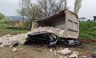 Üzerine taş yüklü kamyon devrilen aracın sürücüsü öldü