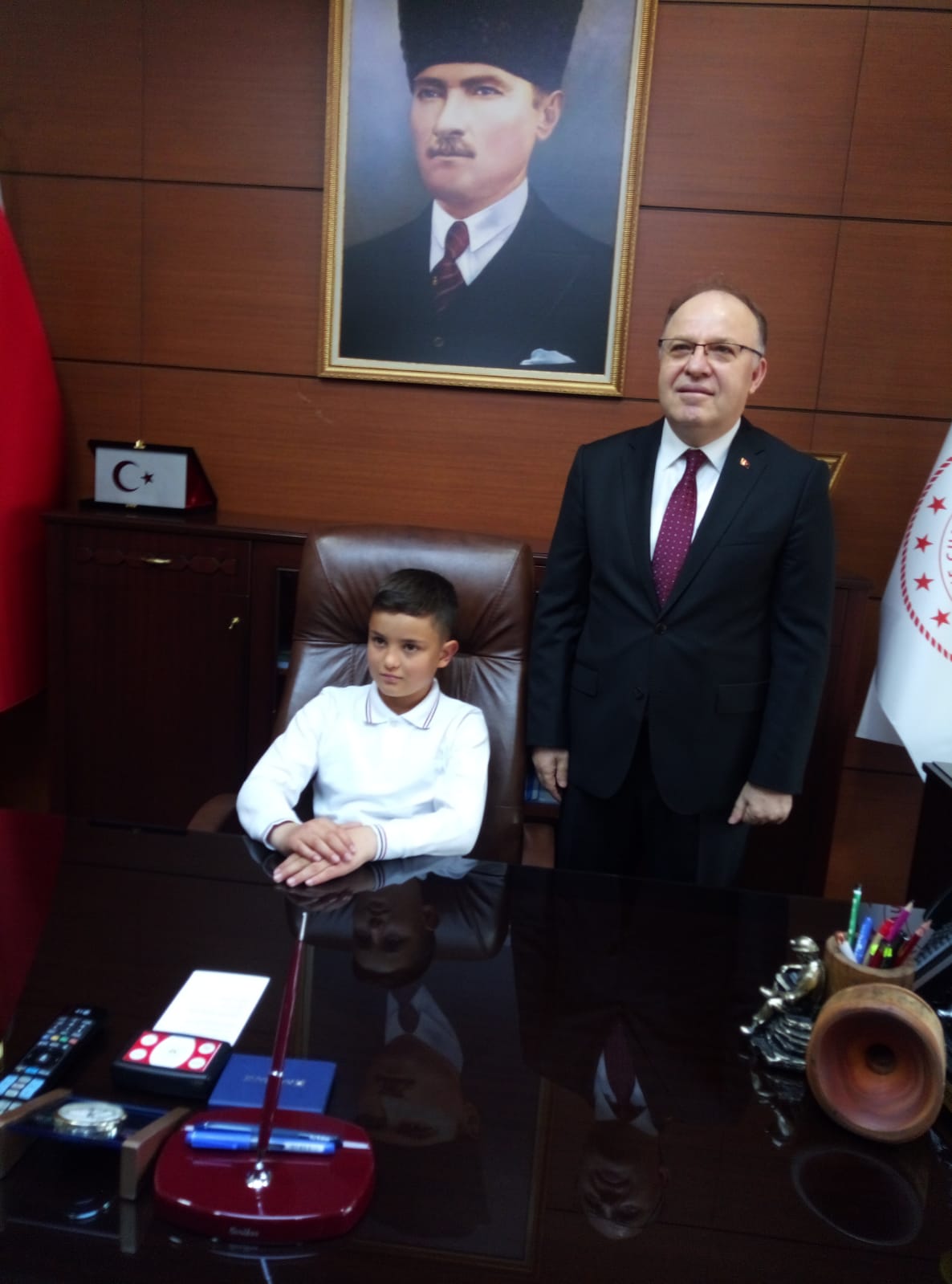 Zonguldak Valisi Tutulmaz, koltuğunu ilkokul öğrencisine devretti