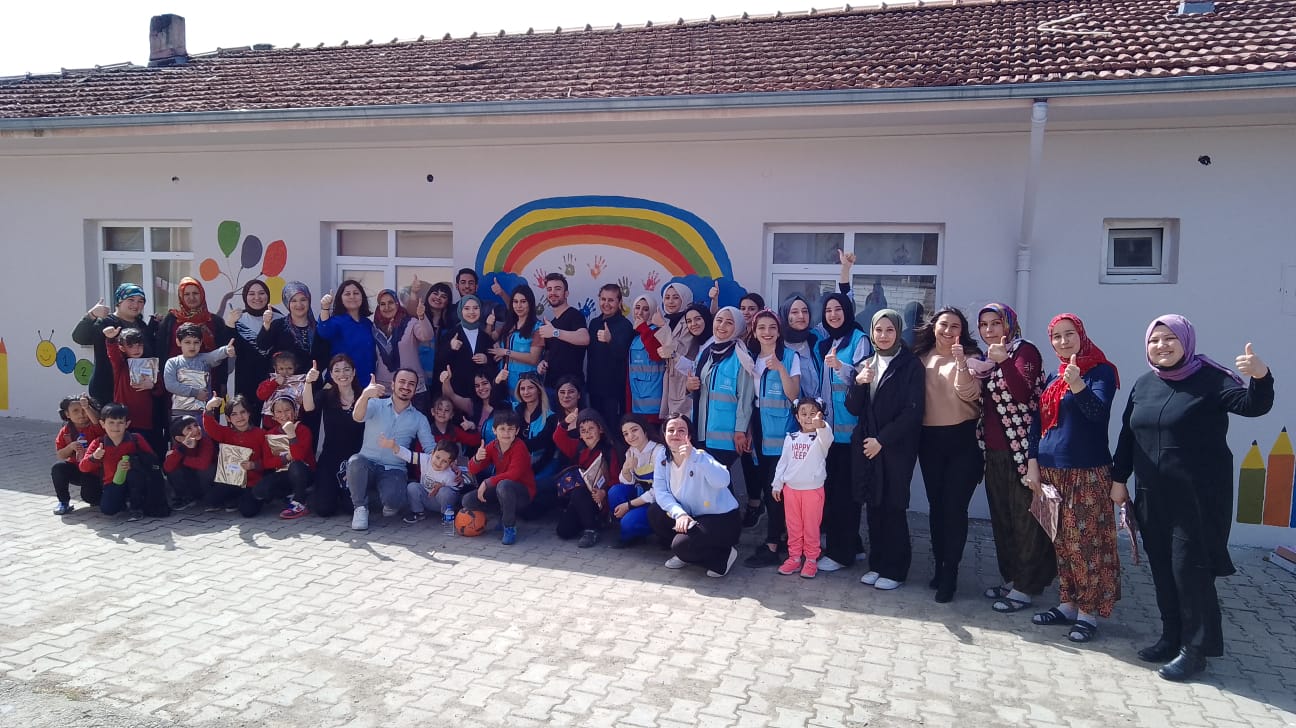 Zonguldak’ta gönüllü gençler, köy okulunun bakımını yaptı