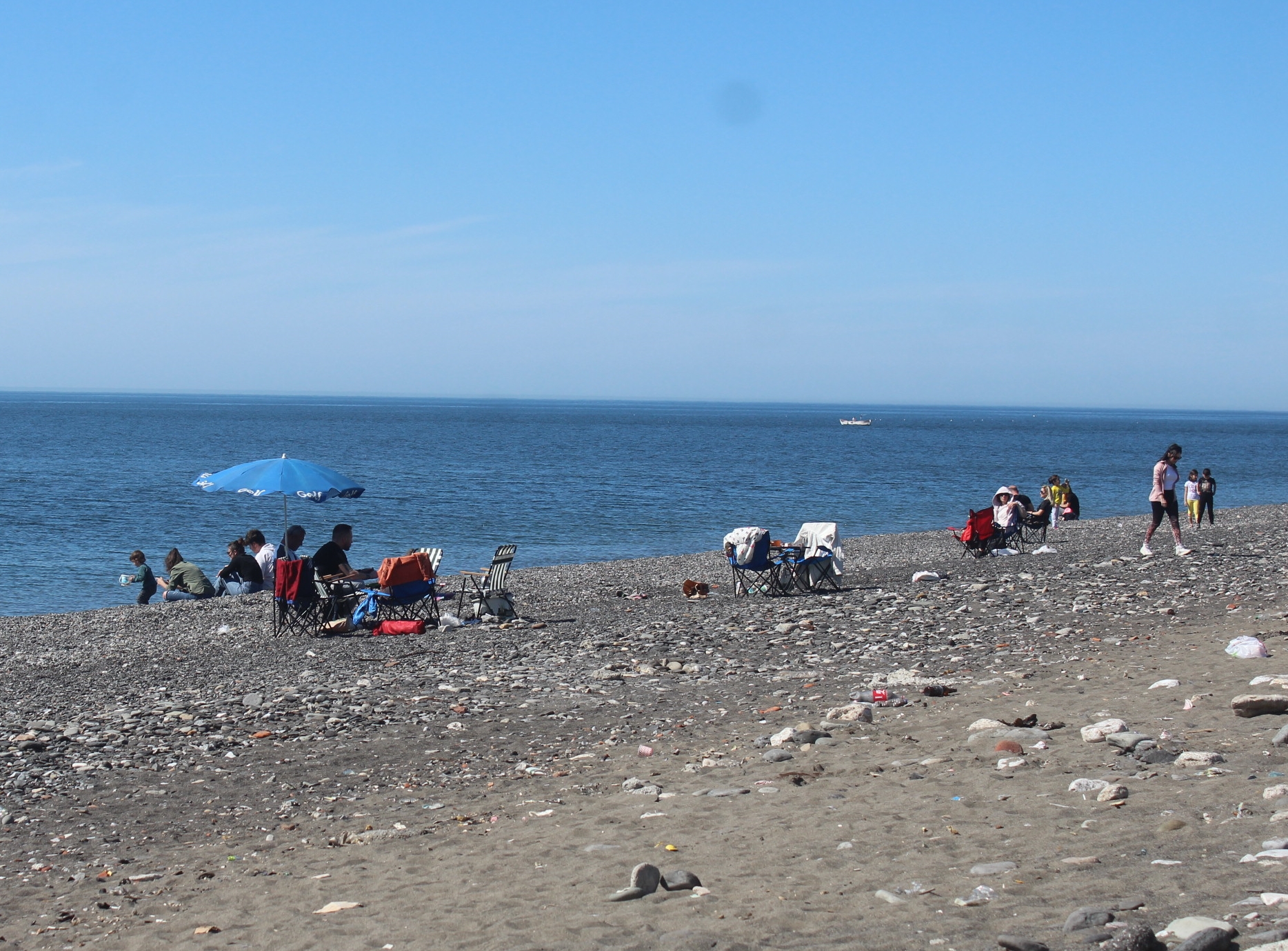 Zonguldak’ta güneşli havayı fırsat bilenler sahilde vakit geçirdi