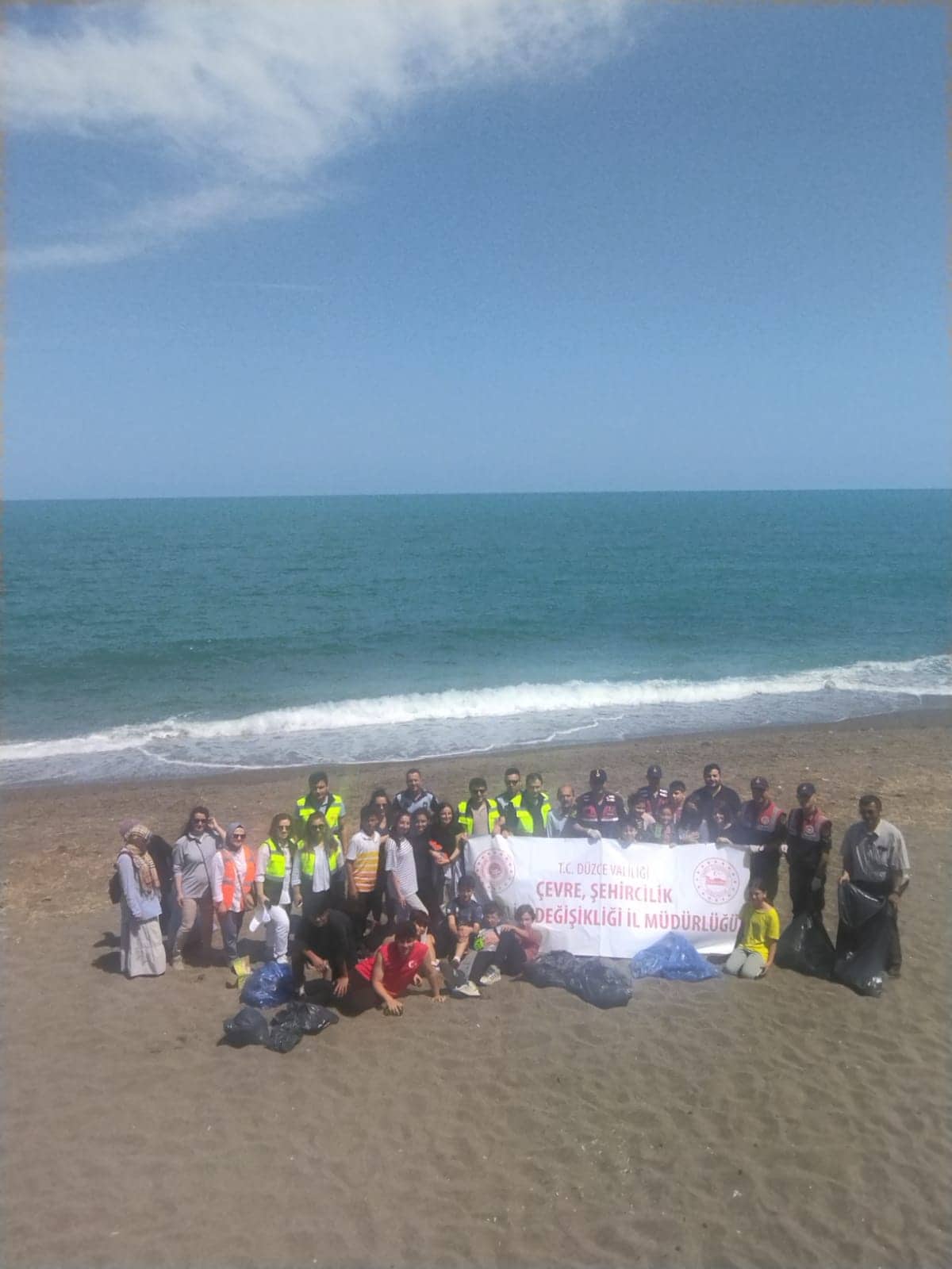 Akçakoca’da jandarma ve öğrenciler sahilde temizlik yaptı