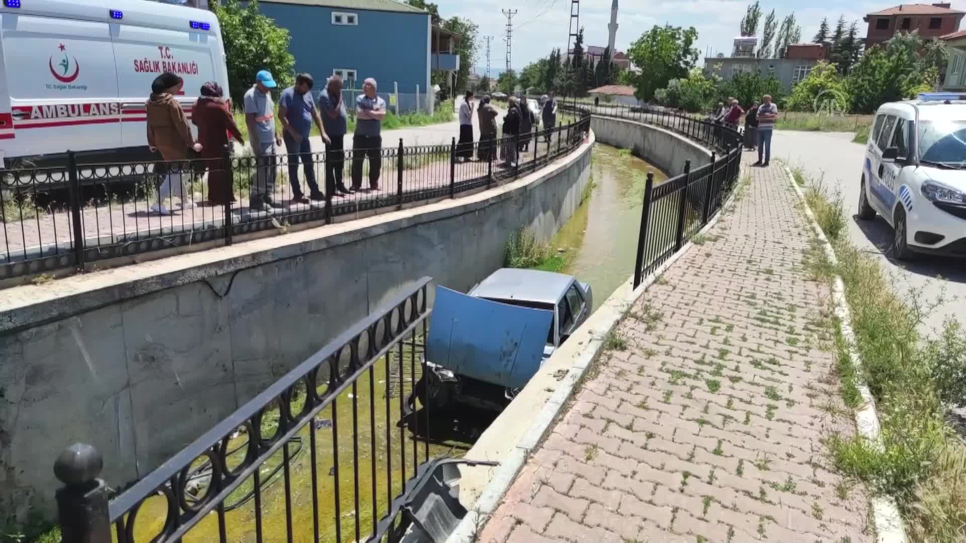 Amasya’da su kanalına düşen otomobildeki 2 kişi yaralandı