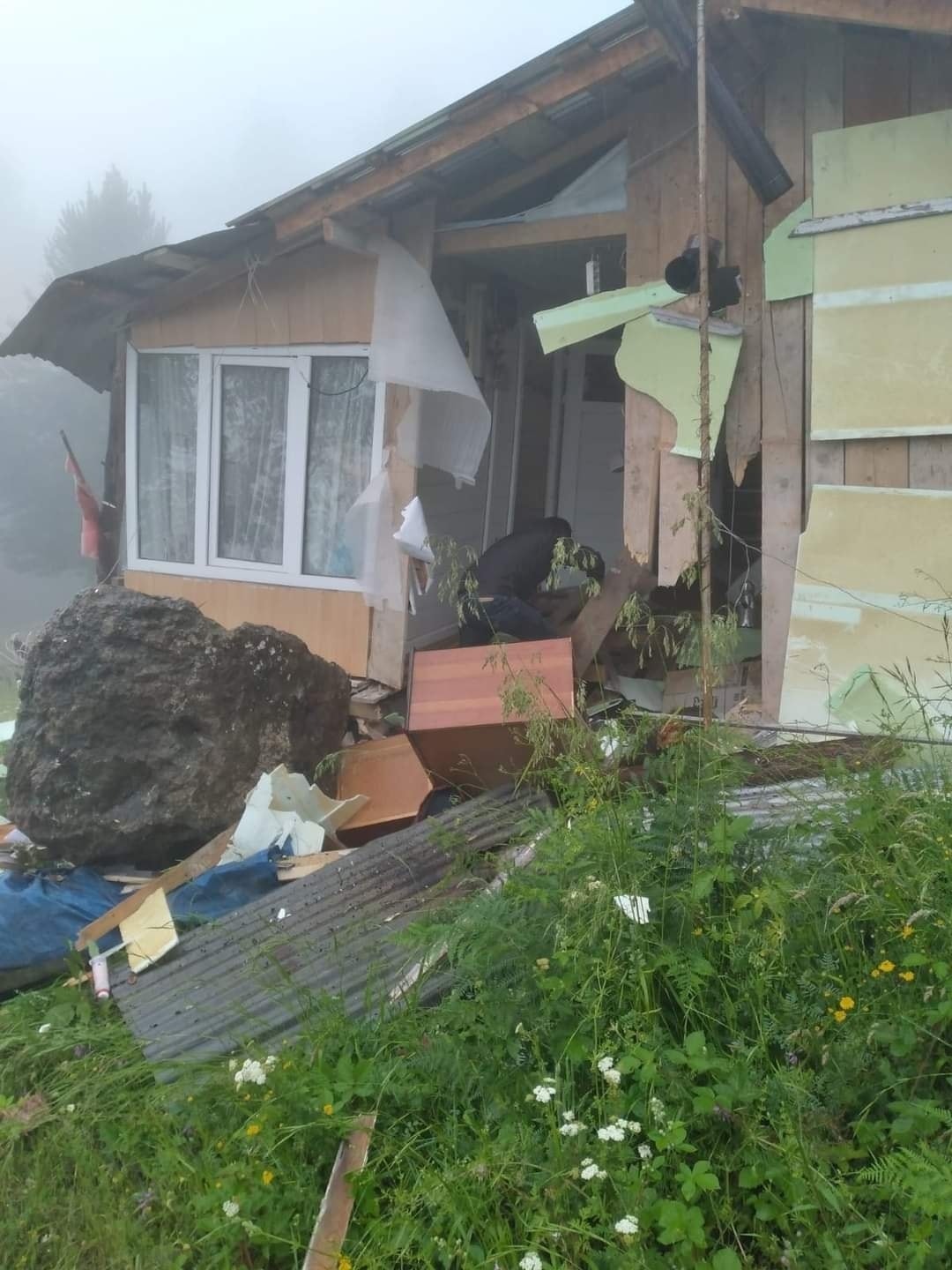 Artvin’de yamaçtan yuvarlanan kaya kütlesi eve zarar verdi