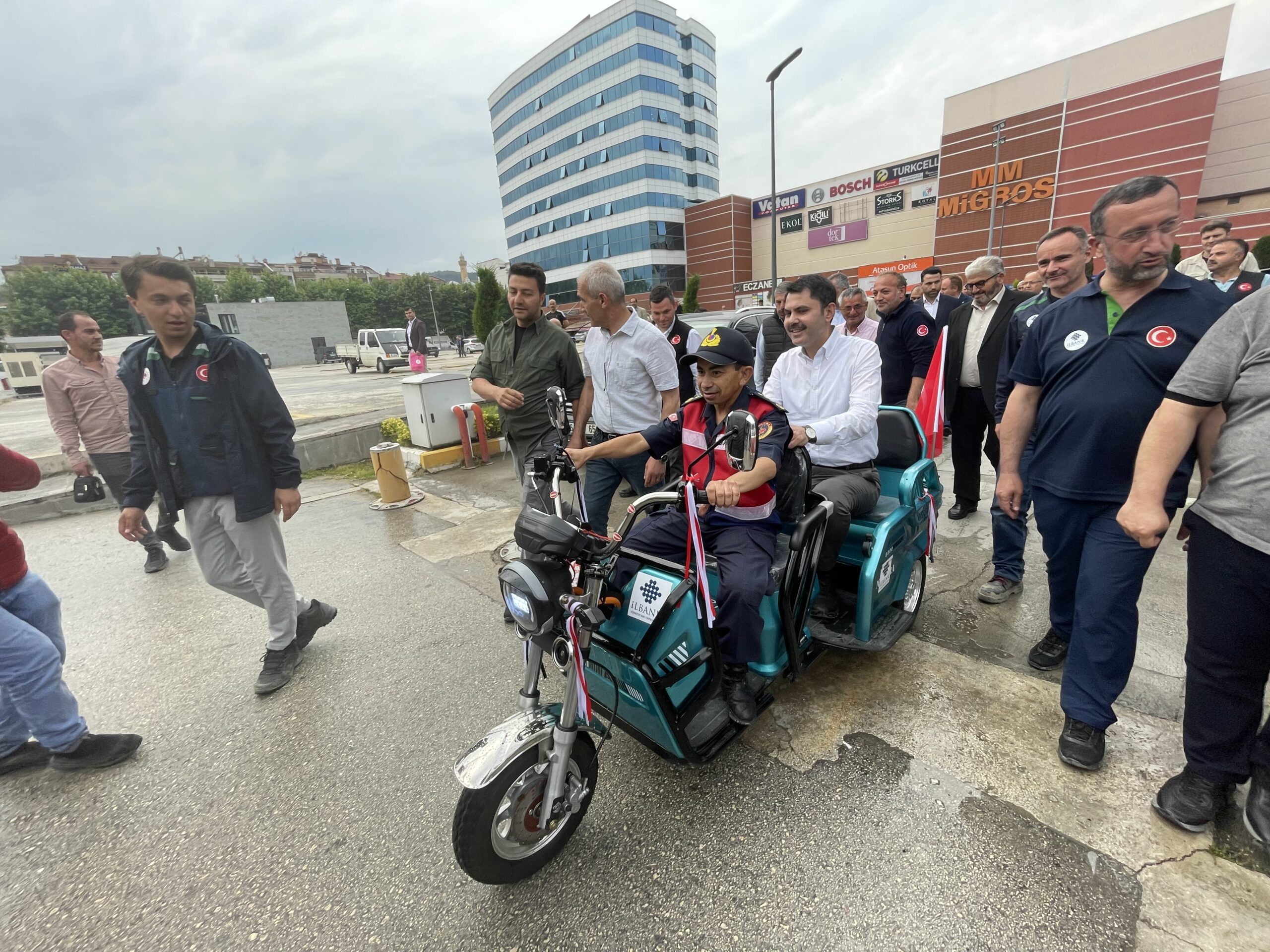 Bakan Kurum, Kastamonu’da bir engelliye elektrikli motosiklet hediye etti