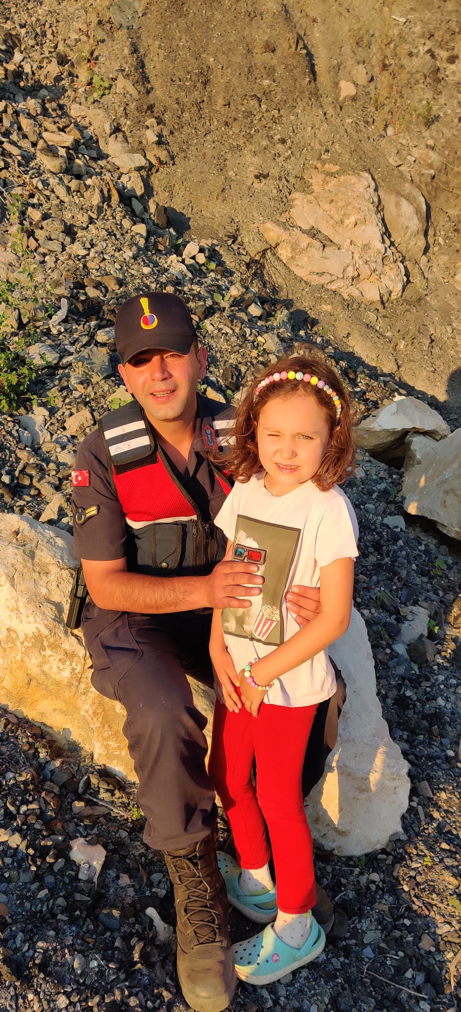 Bartın’da kayalıklarda mahsur kalan dayı ile 6 yaşındaki yeğeni kurtarıldı