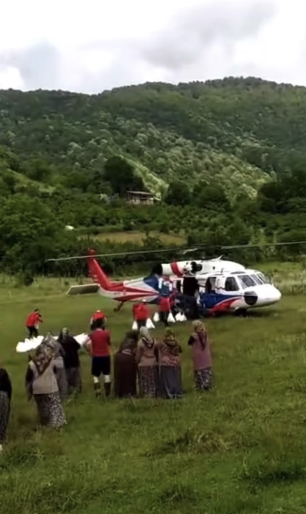 Bartın’da ulaşım bağlantısı kesilen köye TSK helikopteri ile gıda yardımı yapıldı