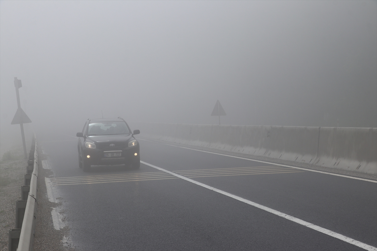 Bolu Dağı’nda sis nedeniyle görüş mesafesi 30 metreye kadar düştü