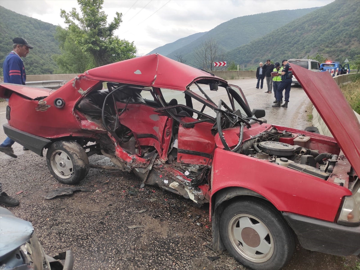 Bolu’da hafif ticari araç ile otomobil çarpıştı, 4 kişi yaralandı