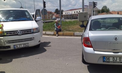 Bolu’da minibüsle otomobilin çarpışması sonucu 2 kişi yaralandı