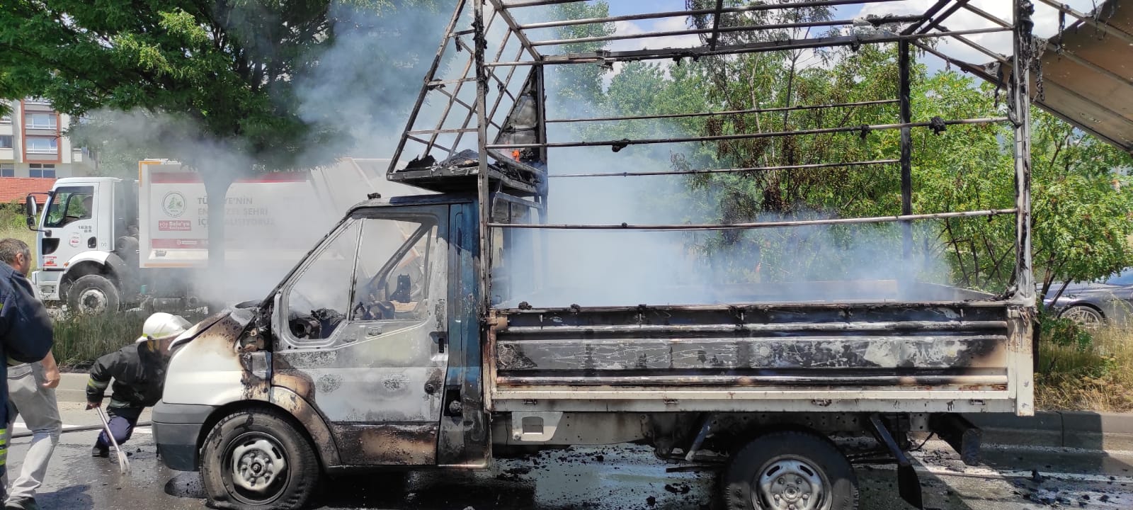 Bolu’da seyir halinde alev alan kamyonet yandı