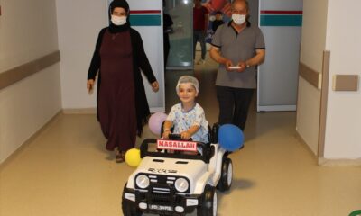 Çocuklar korkmasın diye ameliyata akülü arabayla götürülüyor