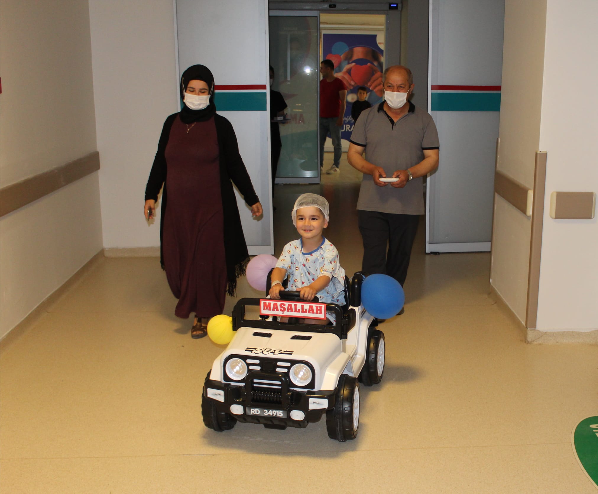 Çocuklar korkmasın diye ameliyata akülü arabayla götürülüyor