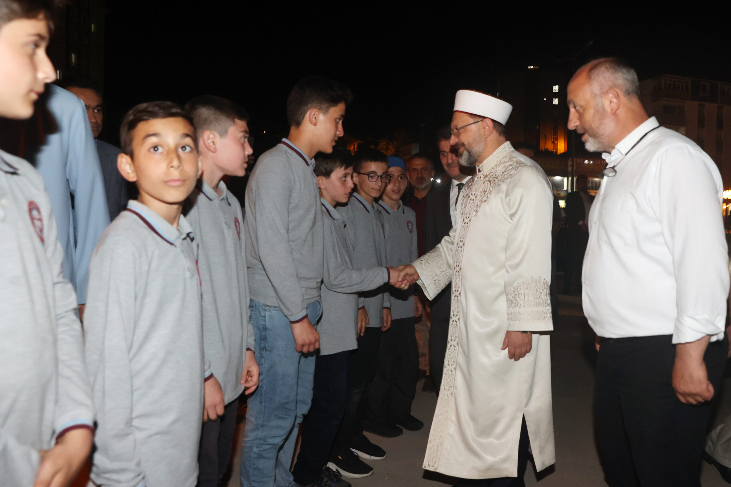 Diyanet İşleri Başkanı Erbaş, Trabzon’da çocuklar ve gençlerle buluştu: