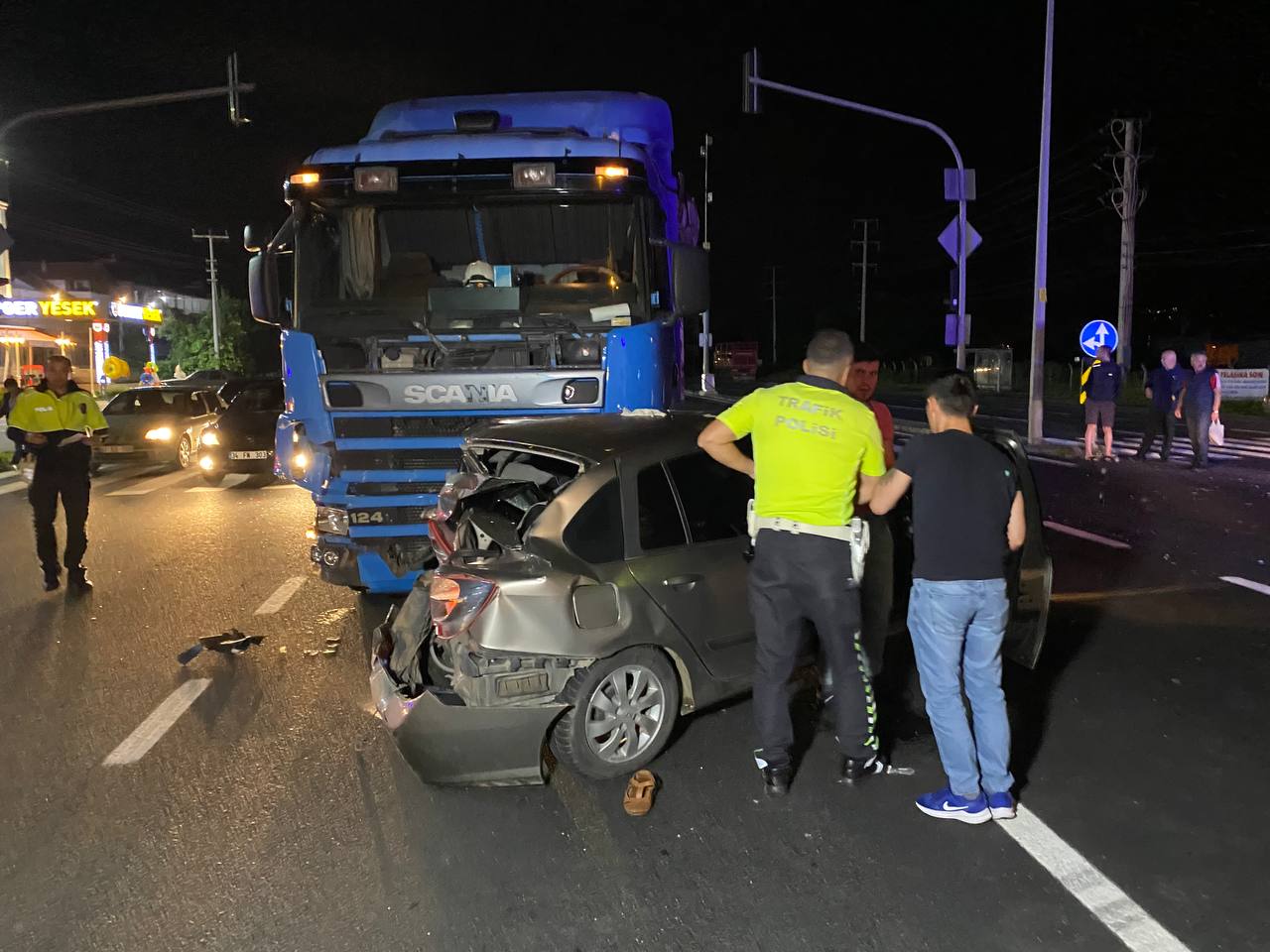 Düzce’de tırın otomobil ile taksiye çarptığı kazada 3 kişi yaralandı