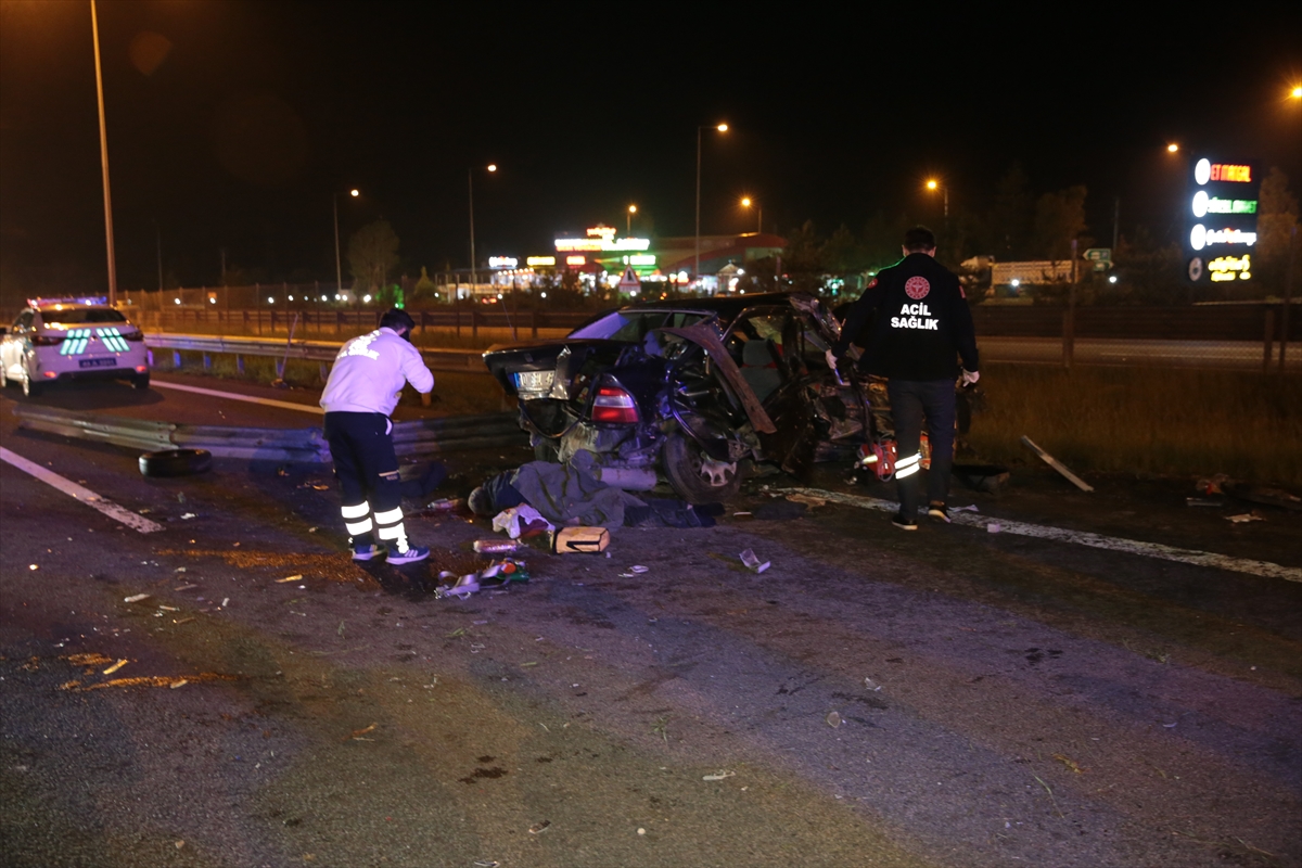 GÜNCELLEME – Anadolu Otoyolu’nun Bolu kesimindeki trafik kazasında 2 kişi öldü, 2 kişi yaralandı