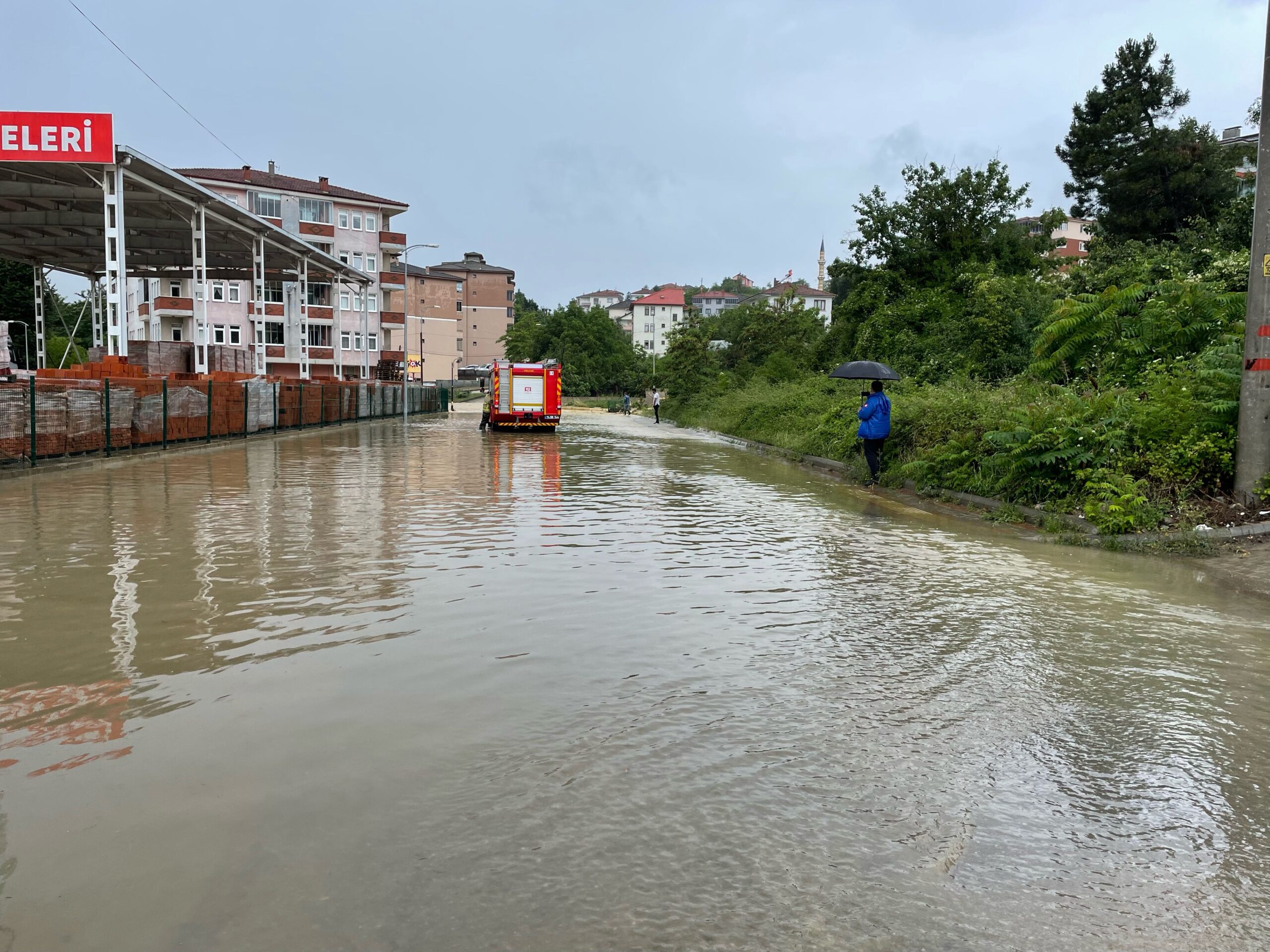 GÜNCELLEME – Bartın’da sağanak nedeniyle bazı evleri su bastı, araçlar yolda mahsur kaldı