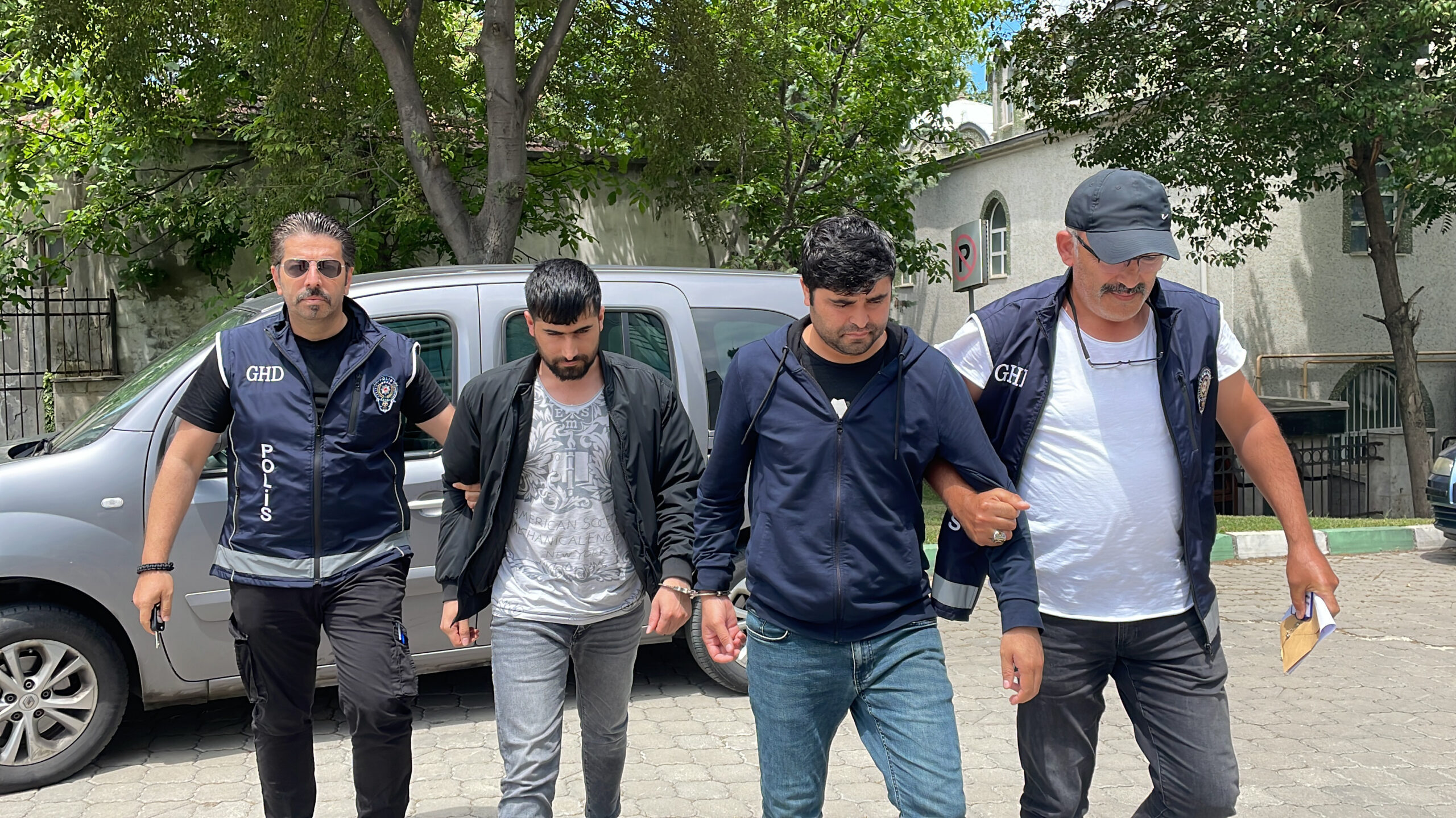 GÜNCELLEME – Göçmen kaçakçılığı operasyonunda Afgan uyruklu 2 şüpheli yakalandı