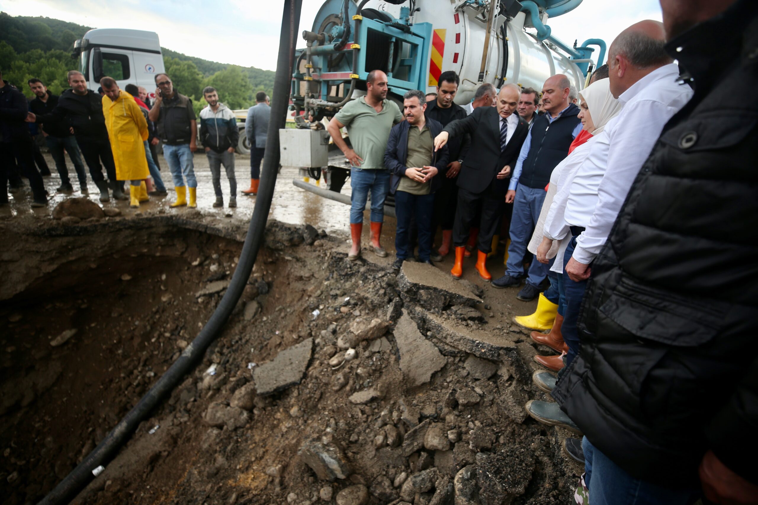 İçişleri Bakanı Soylu, sel afetinin yaşandığı Düzce’de incelemelerde bulundu