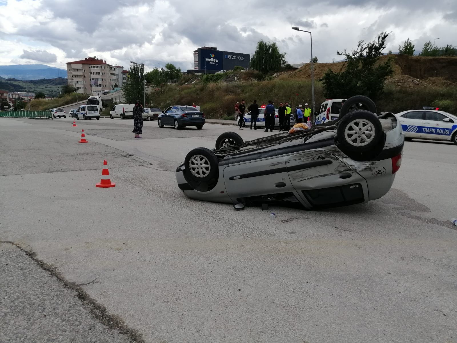 Karabük’te devrilen otomobildeki iki kişi yaralandı