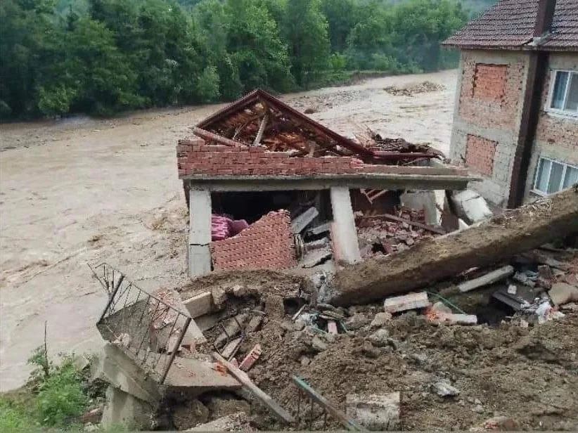 Karabük’te sağanak nedeniyle bir ev yıkıldı, bir bina hasar gördü