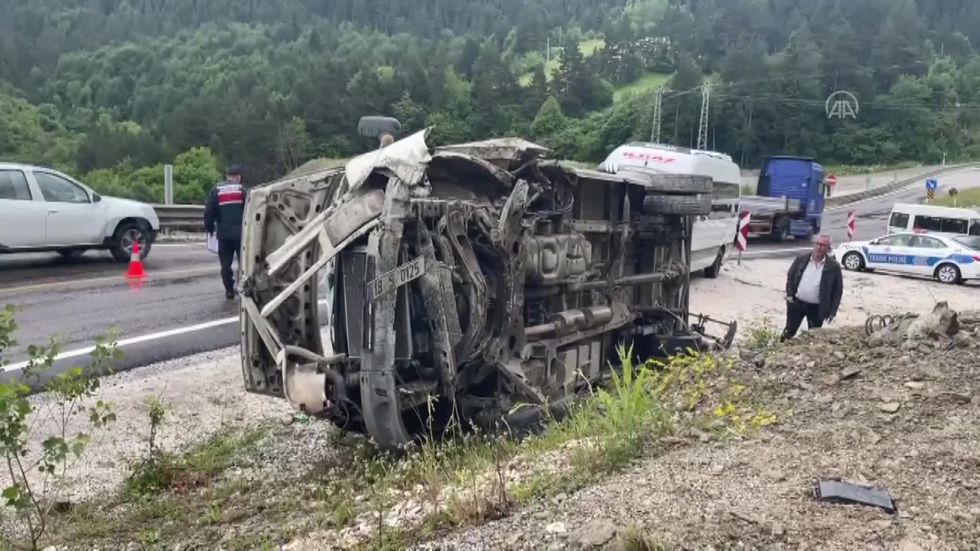 Kastamonu’da devrilen pikaptaki 3 kişi yaralandı