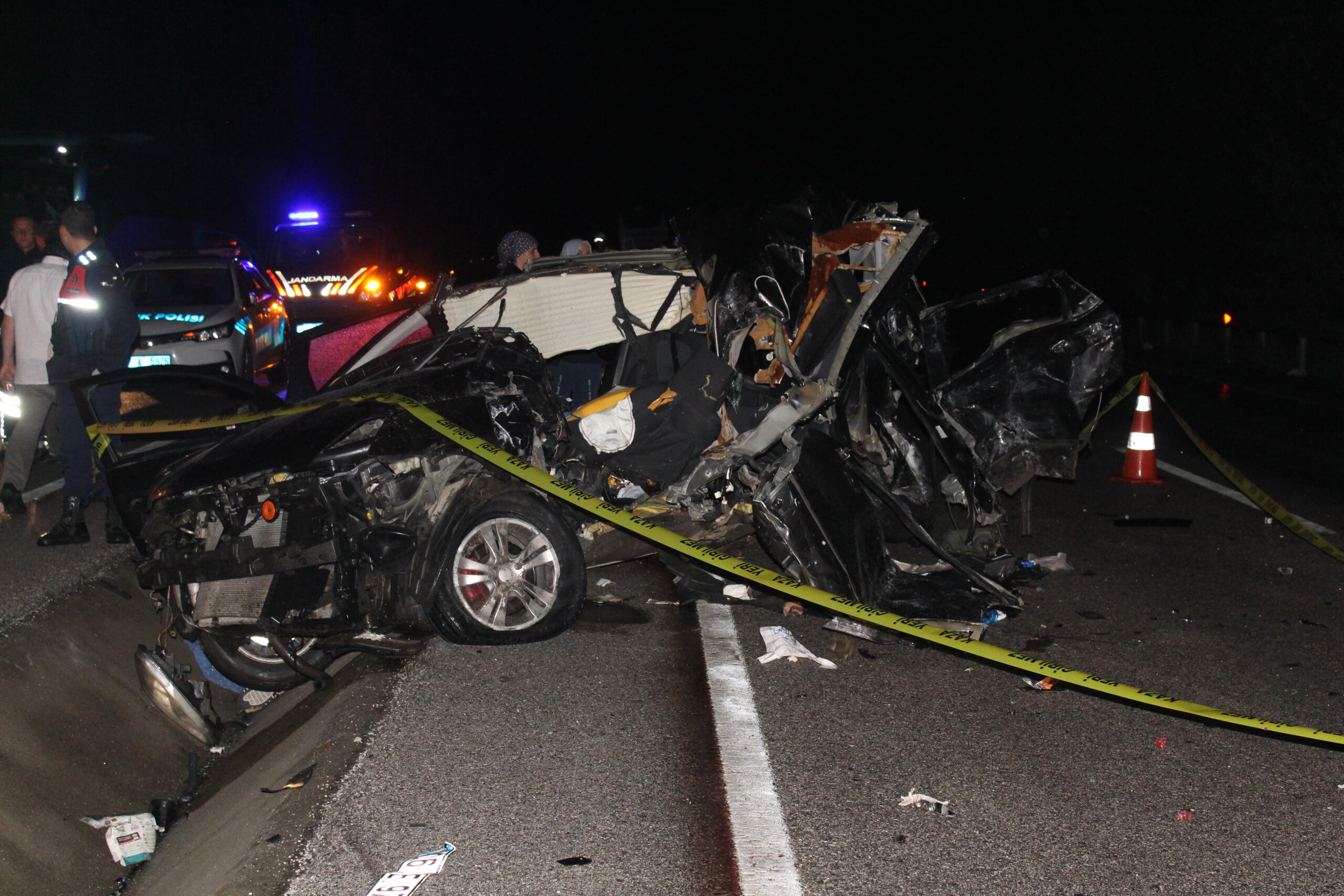Kastamonu’da otomobil ile otobüsün çarpıştığı kazada 2 kişi ölü, 16 kişi yaralandı