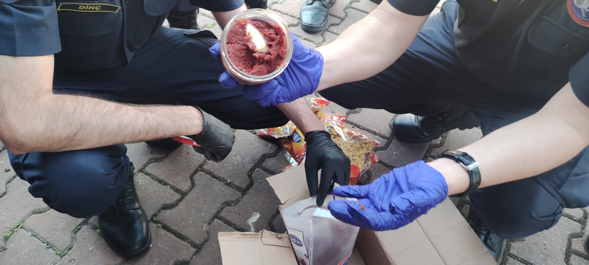 Kastamonu’da salça kavanozuna uyuşturucu saklayan 2 şüpheli gözaltına alındı