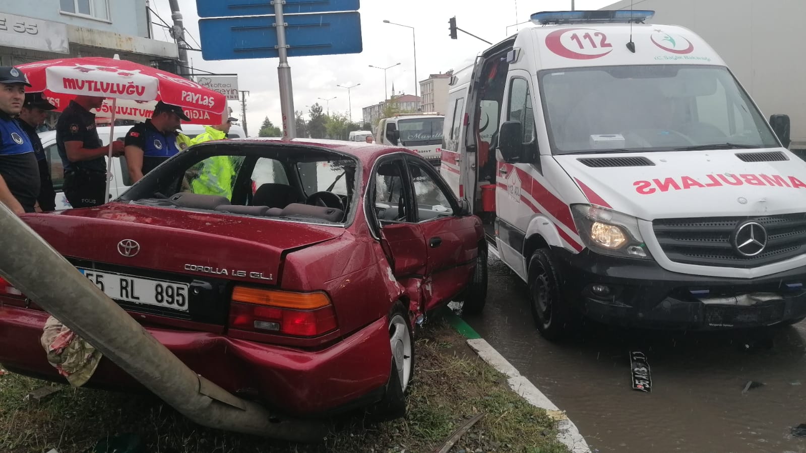 Samsun’da ambulans ile otomobil çarpıştı, 4 kişi yaralandı