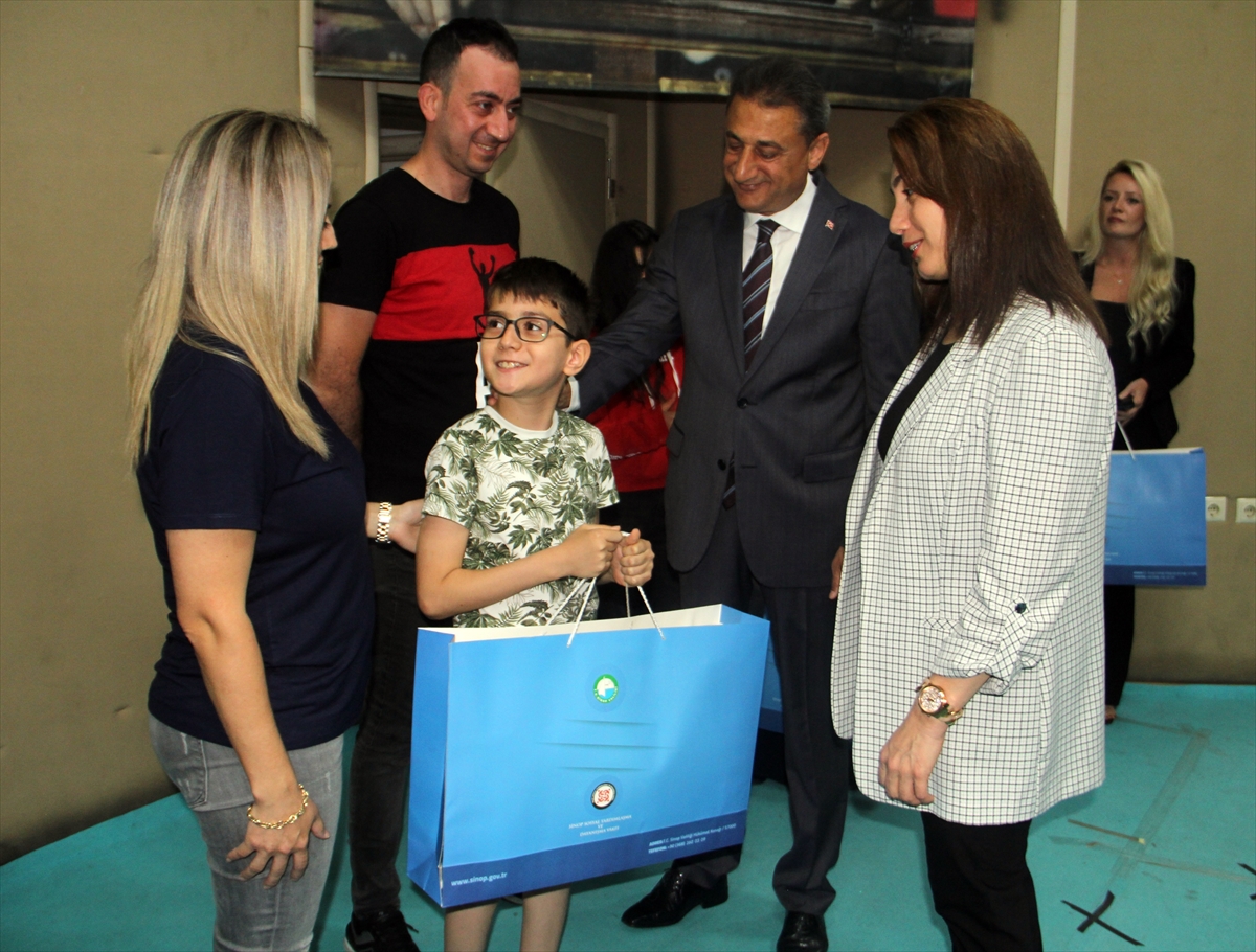 Sinop’ta diyabet hastası 29 çocuğa glikoz ölçüm cihazı verildi