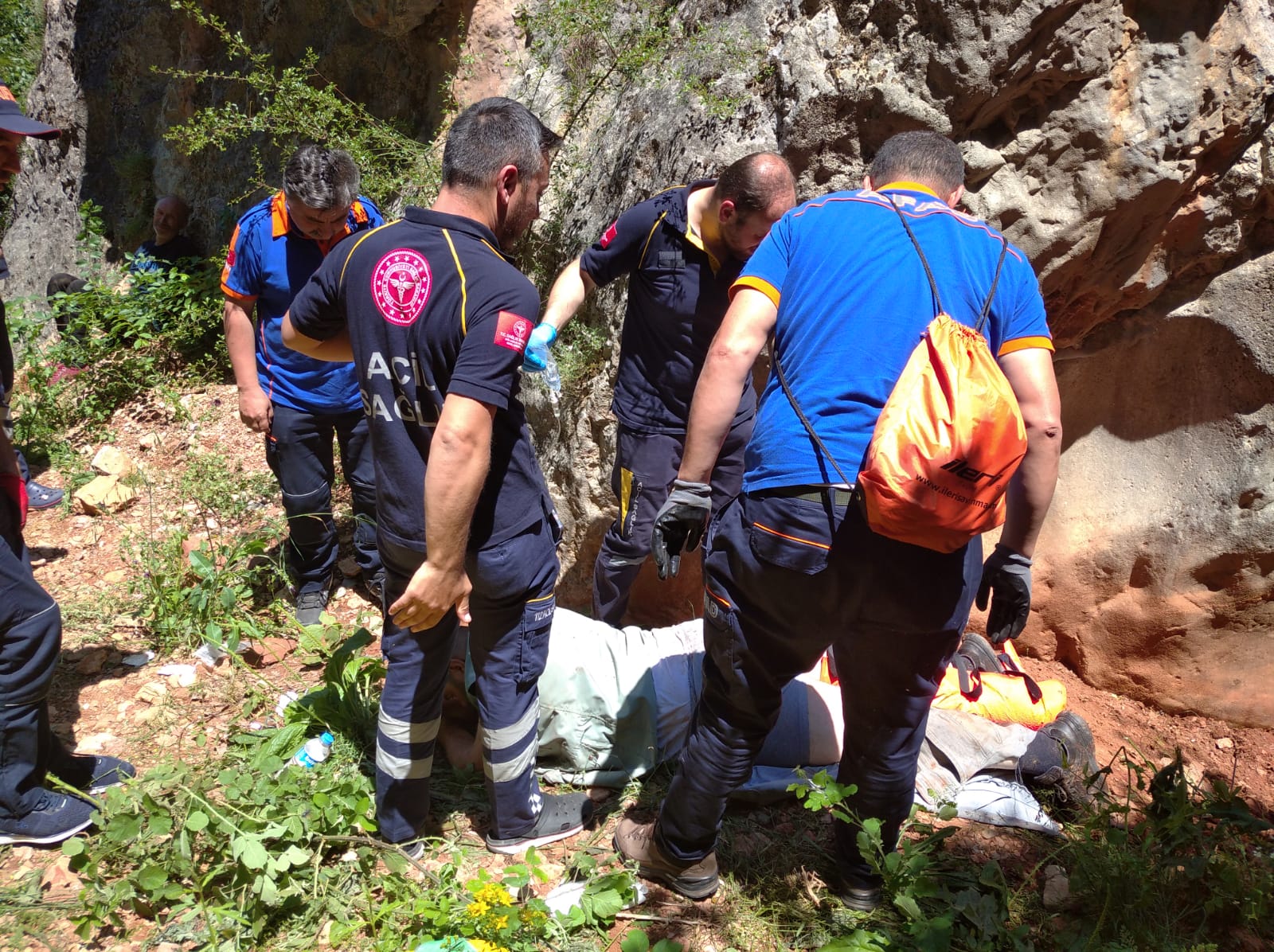 Tokat’ta kayalıklardan düşerek mahsur kalan kişiyi AFAD ekipleri kurtardı