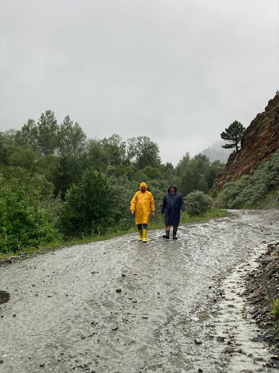 Tosya’da sel nedeniyle köy yolu ulaşıma kapandı
