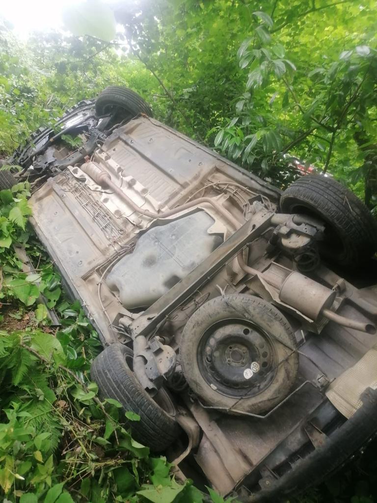 Trabzon’da şarampole yuvarlanan hafif ticari aracın sürücüsü öldü
