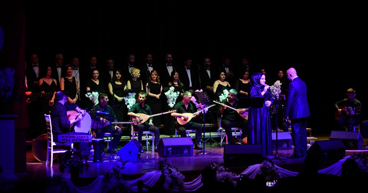 Vezirköprü Müzik ve Sanat Derneği Türk Halk Müziği Korosu’ndan konser