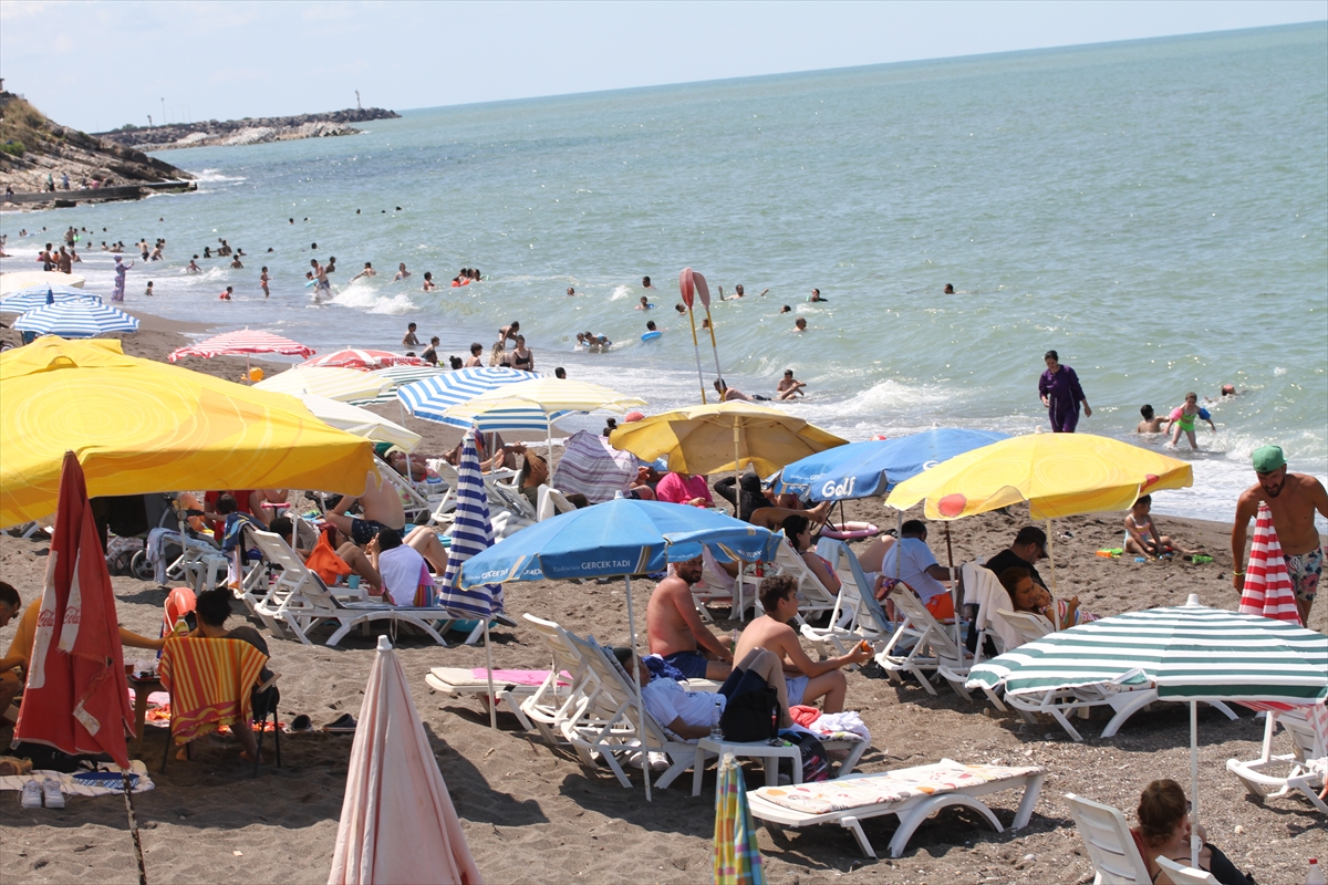 Akçakoca’da bayramın son gününde sahillerde yoğunluk oluştu