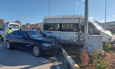 Amasya’da otomobil ile minibüs çarpıştı, 8 kişi yaralandı