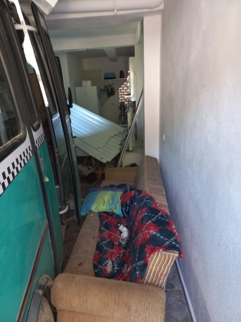 Bartın’da minibüsün evin bodrum katına girdiği kazada 10 kişi yaralandı