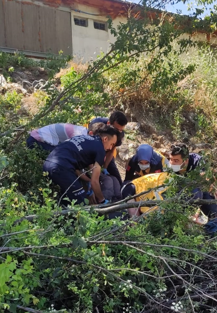 Bolu’da dereye devrilen traktörün sürücüsü ağır yaralandı