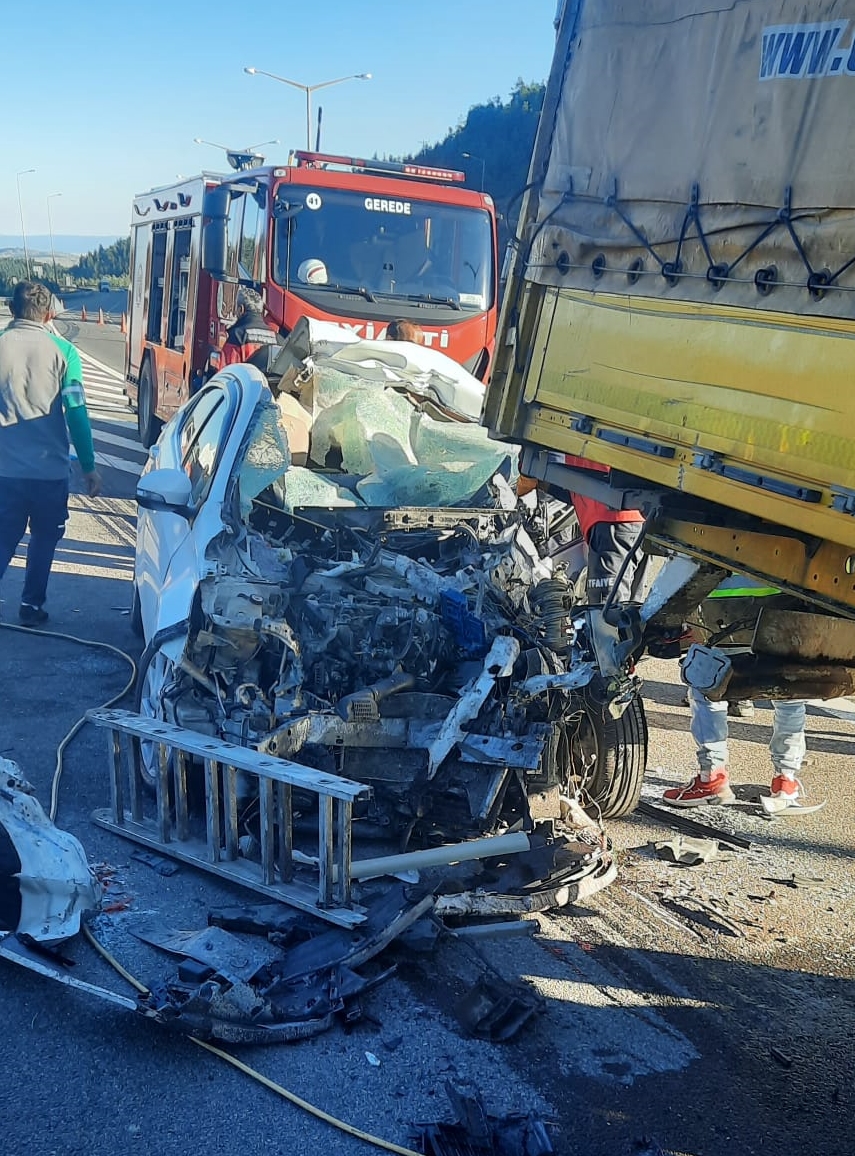 Bolu’da tıra çarpan otomobildeki 2 kişi öldü
