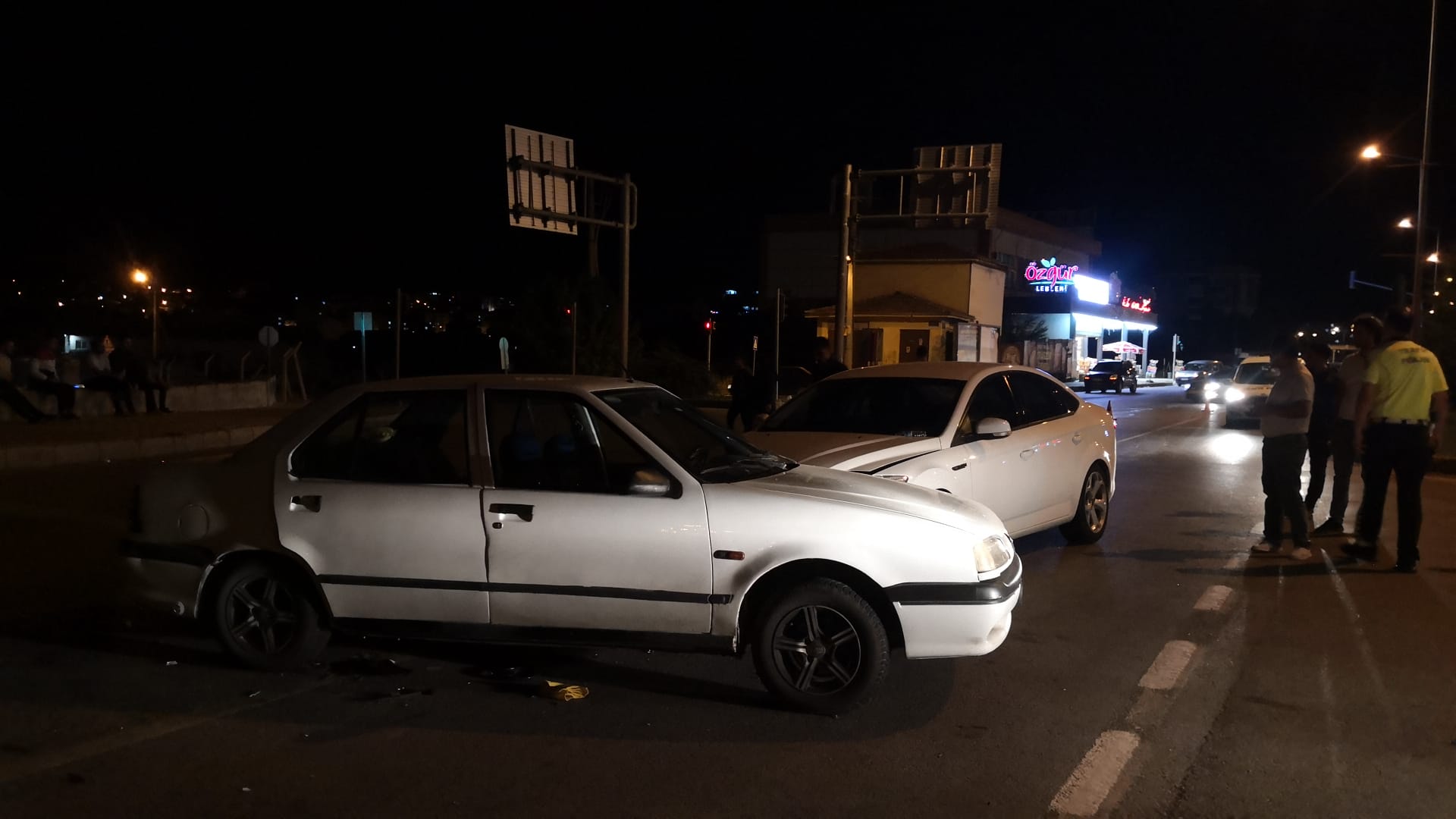 Çorum’da iki otomobilin çarpıştığı kazada 6 kişi yaralandı