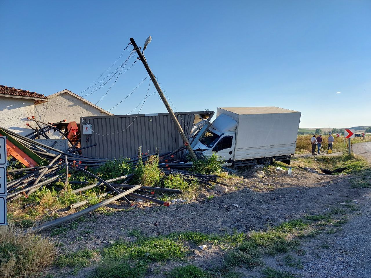 Çorum’da kamyonetin konteyner eve çarptığı kazada 2 kişi yaralandı