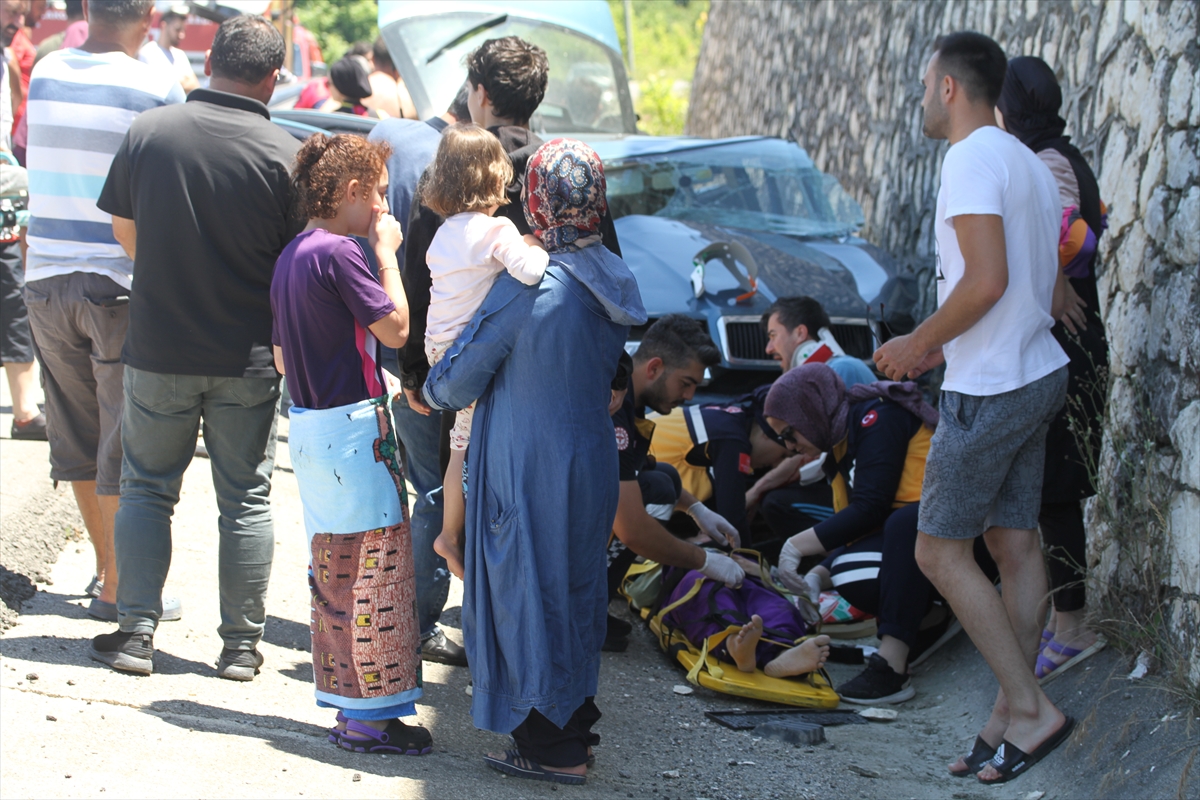 Düzce’de çarpışan iki otomobildeki 1 kişi öldü, 6 kişi yaralandı