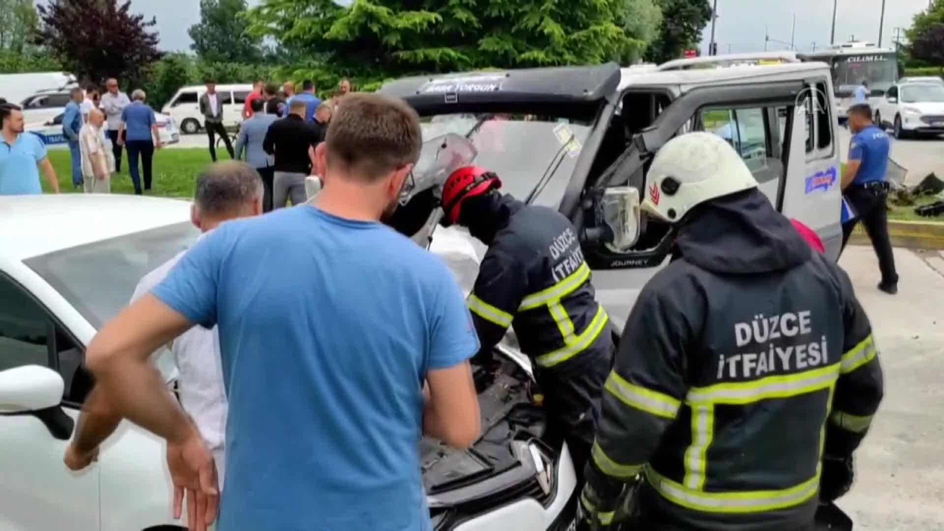 Düzce’de üç aracın karıştığı kazada 11 kişi yaralandı